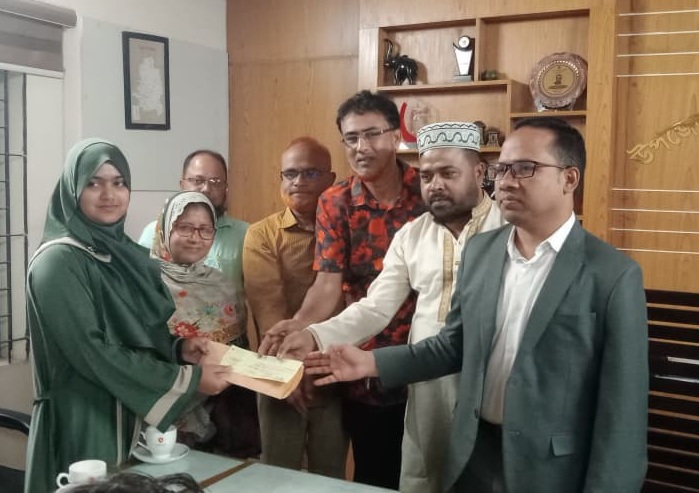 ঢাকা বিশ্ববিদ্যালয়ে পড়ুয়া মেধাবী ছাত্রী মৌনতা ইসলামকে চেক হস্তান্তরের মাধ্যমে পড়ালেখার দায়িত্ব গ্রহন করলেন বেসরকারী উন্নয়ন সংস্থা ডন লাইট ফাউন্ডেশন